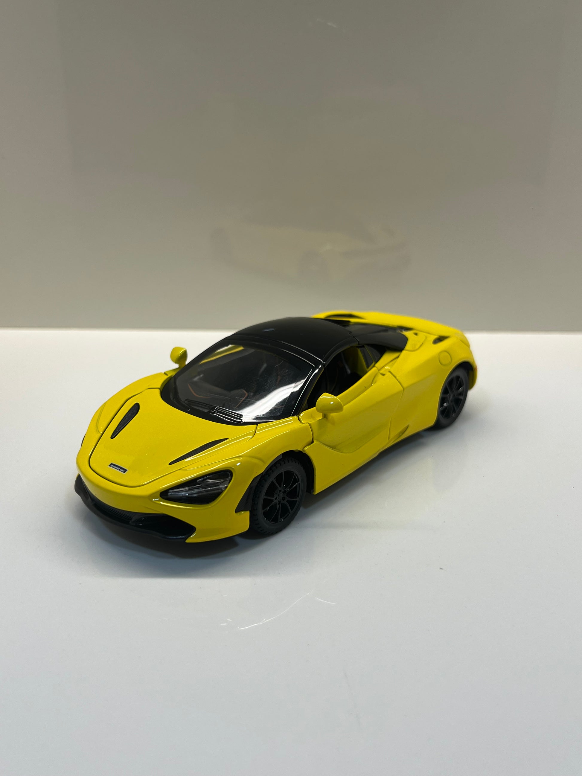 Detalles del cuadro decorativo y maqueta die-cast McLaren 720S