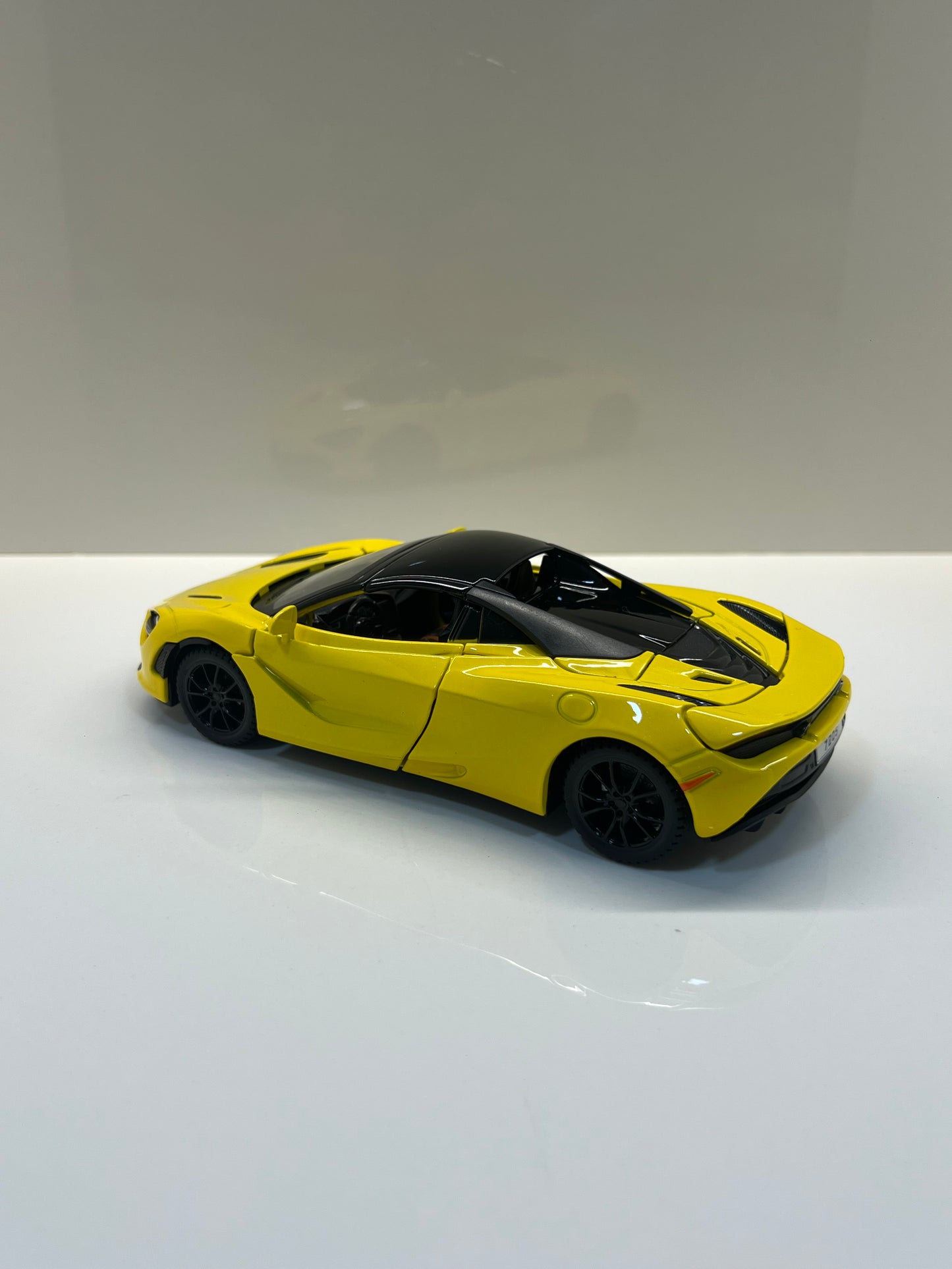 Detalles del cuadro decorativo y maqueta die-cast McLaren 720S