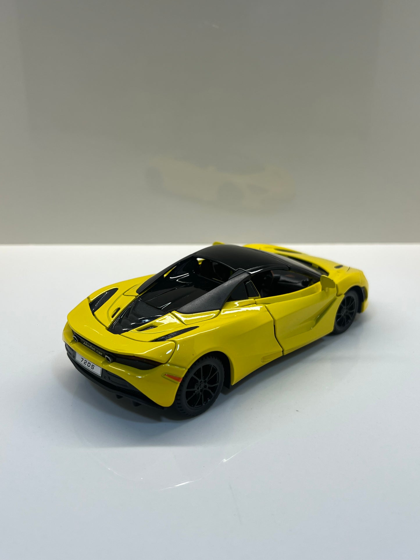 Detalles del cuadro decorativo y maqueta die-cast McLaren 720S