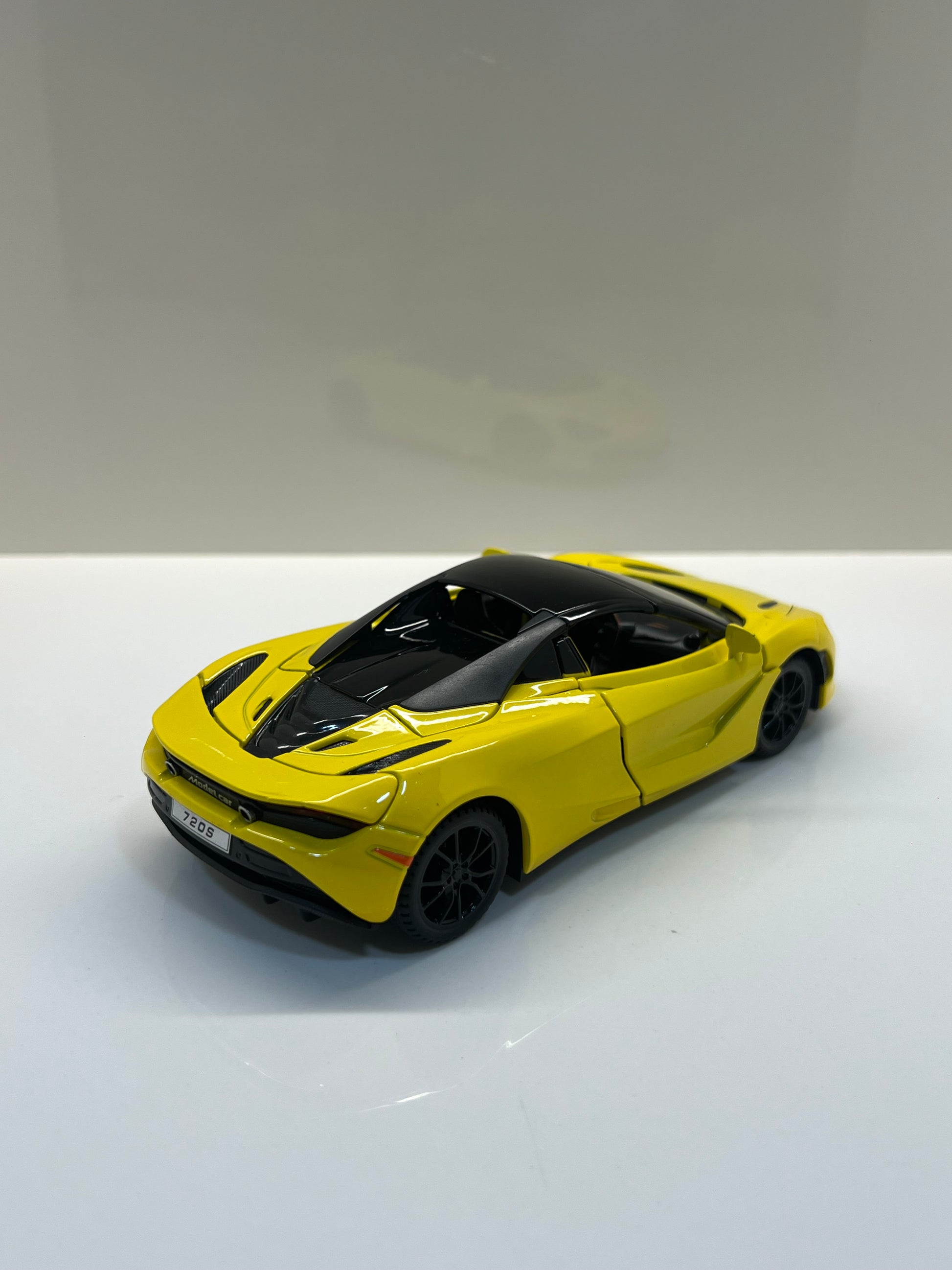 Detalles del cuadro decorativo y maqueta die-cast McLaren 720S