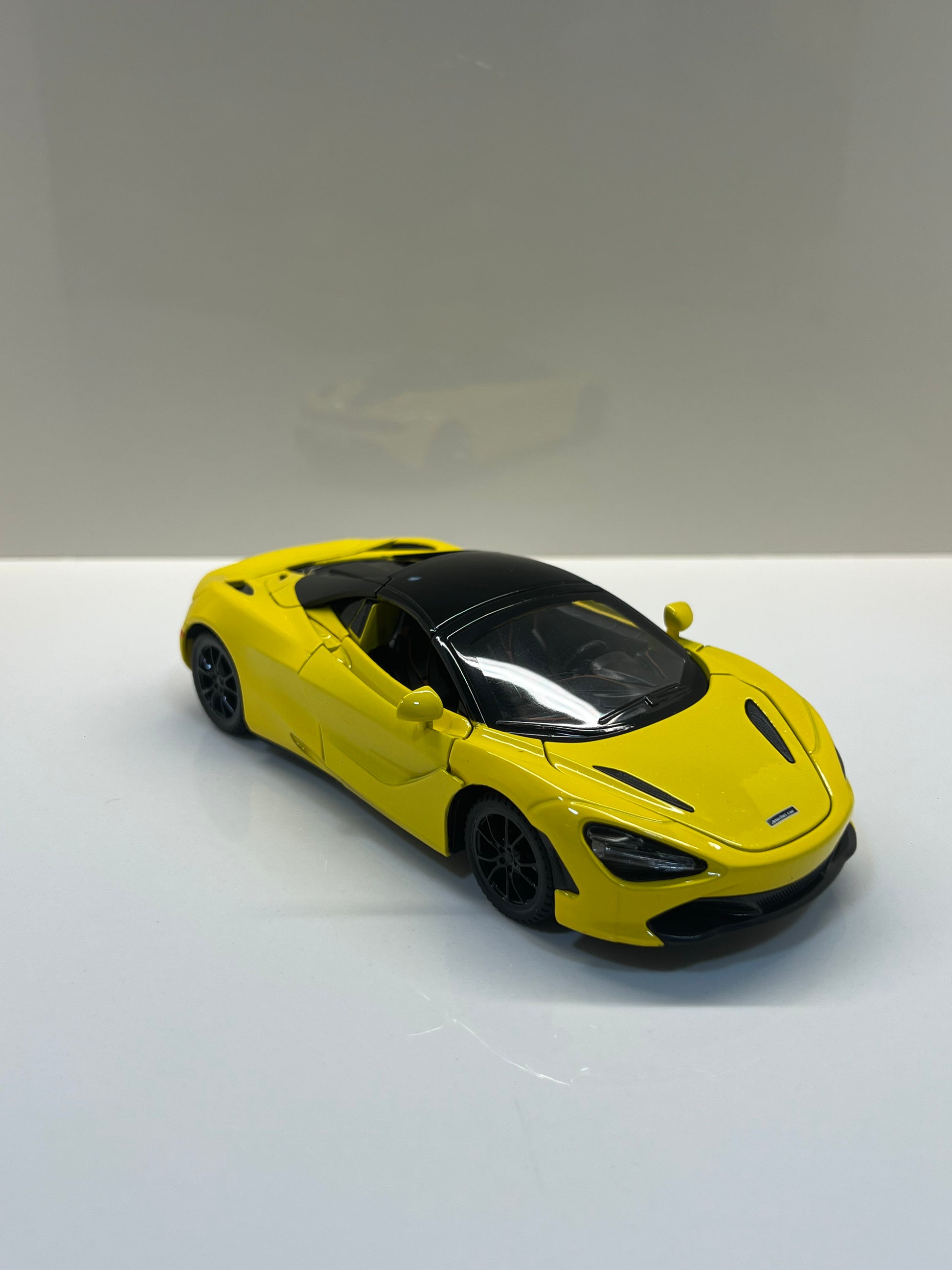 Detalles del cuadro decorativo y maqueta die-cast McLaren 720S