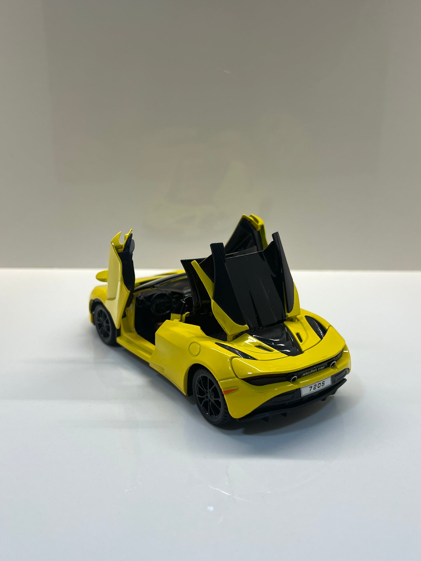 Detalles del cuadro decorativo y maqueta die-cast McLaren 720S