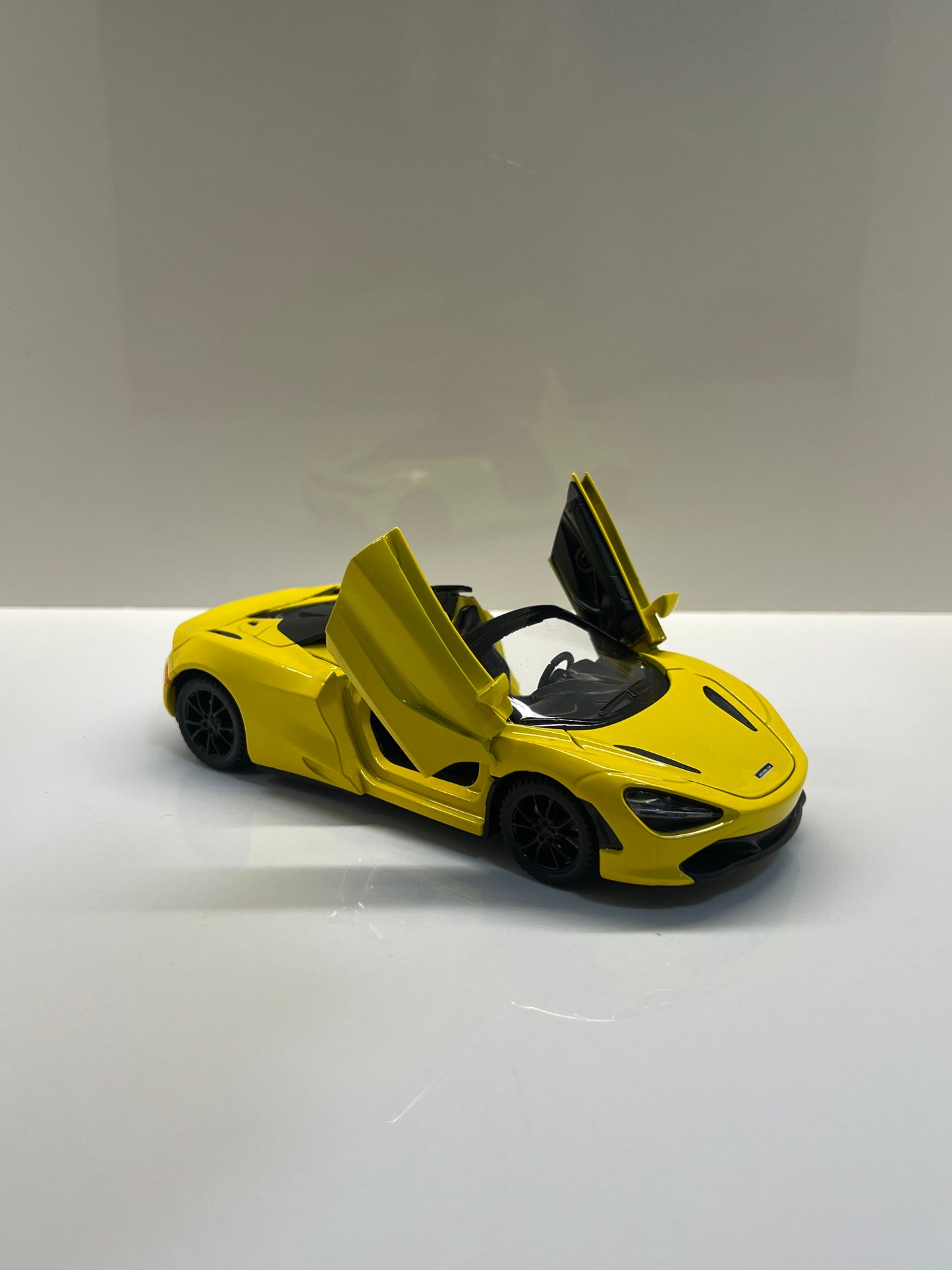 Detalles del cuadro decorativo y maqueta die-cast McLaren 720S