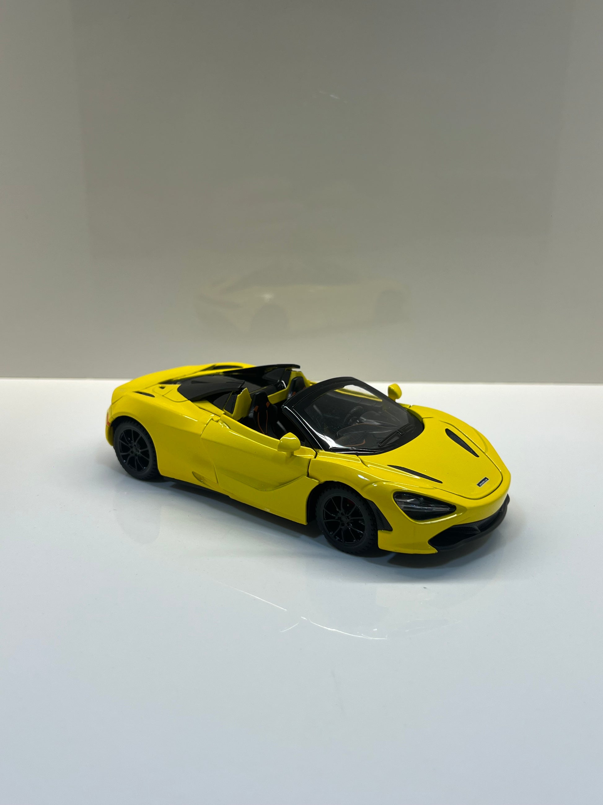 Detalles del cuadro decorativo y maqueta die-cast McLaren 720S