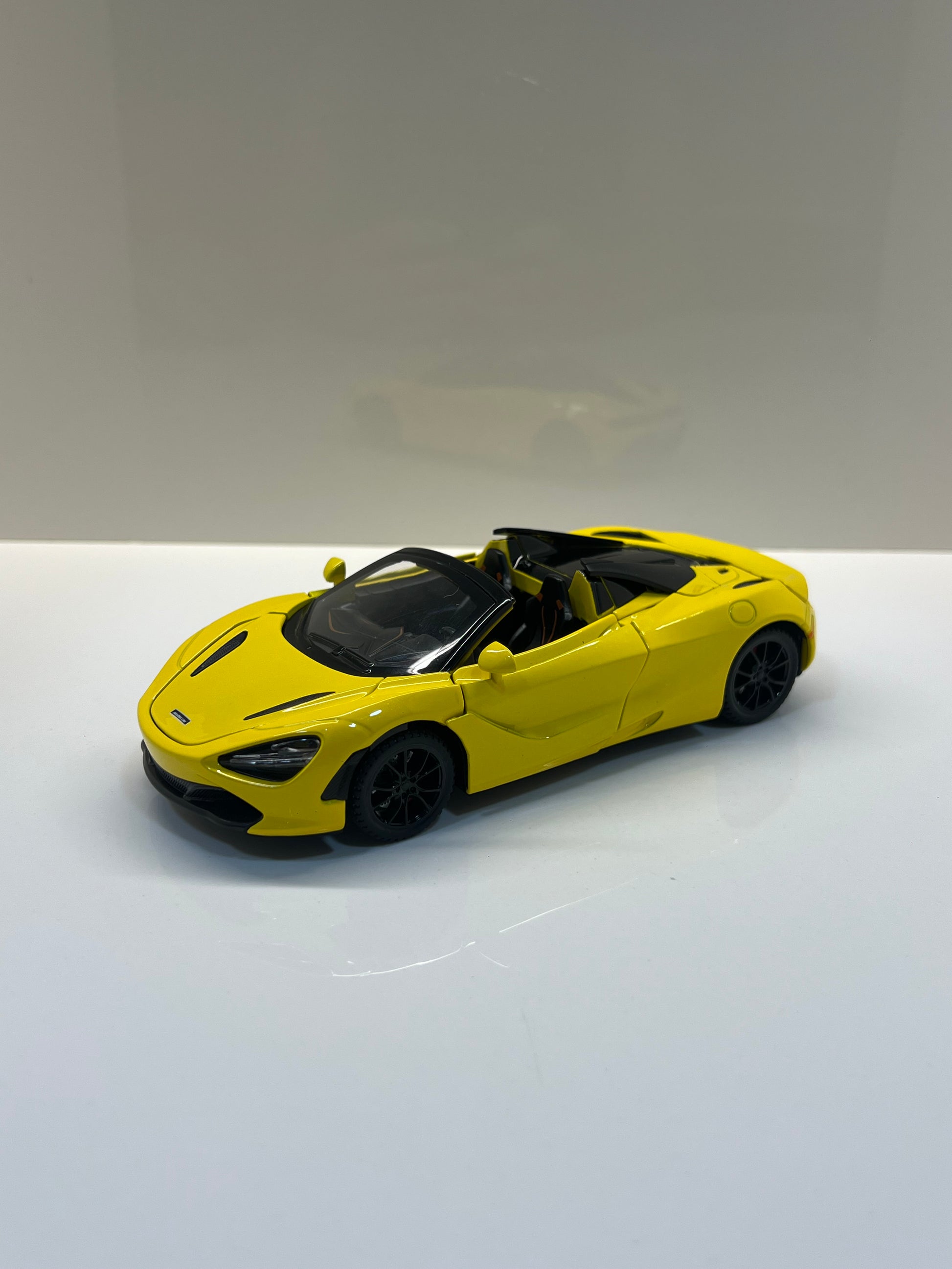 Detalles del cuadro decorativo y maqueta die-cast McLaren 720S