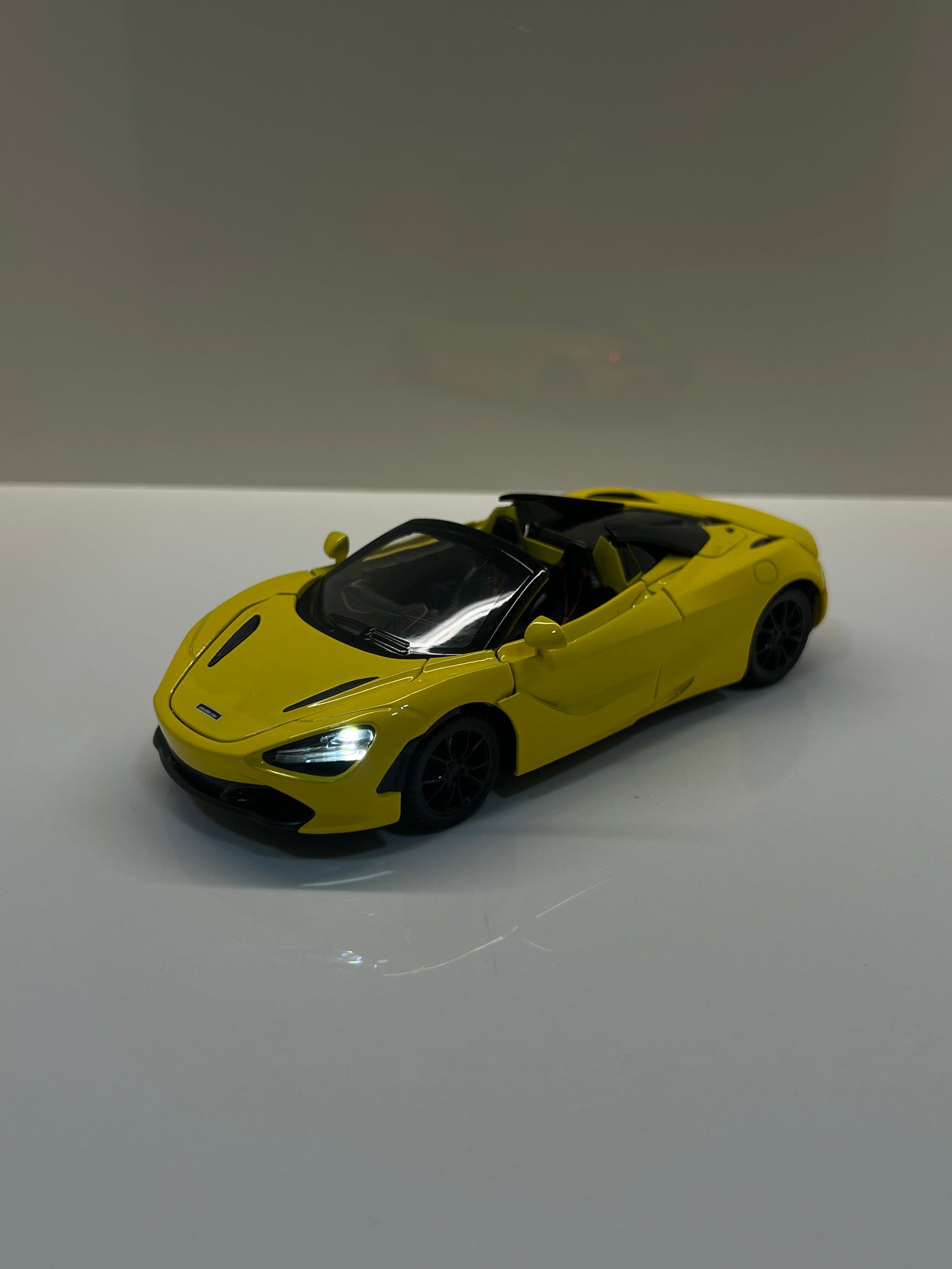 Detalles del cuadro decorativo y maqueta die-cast McLaren 720S