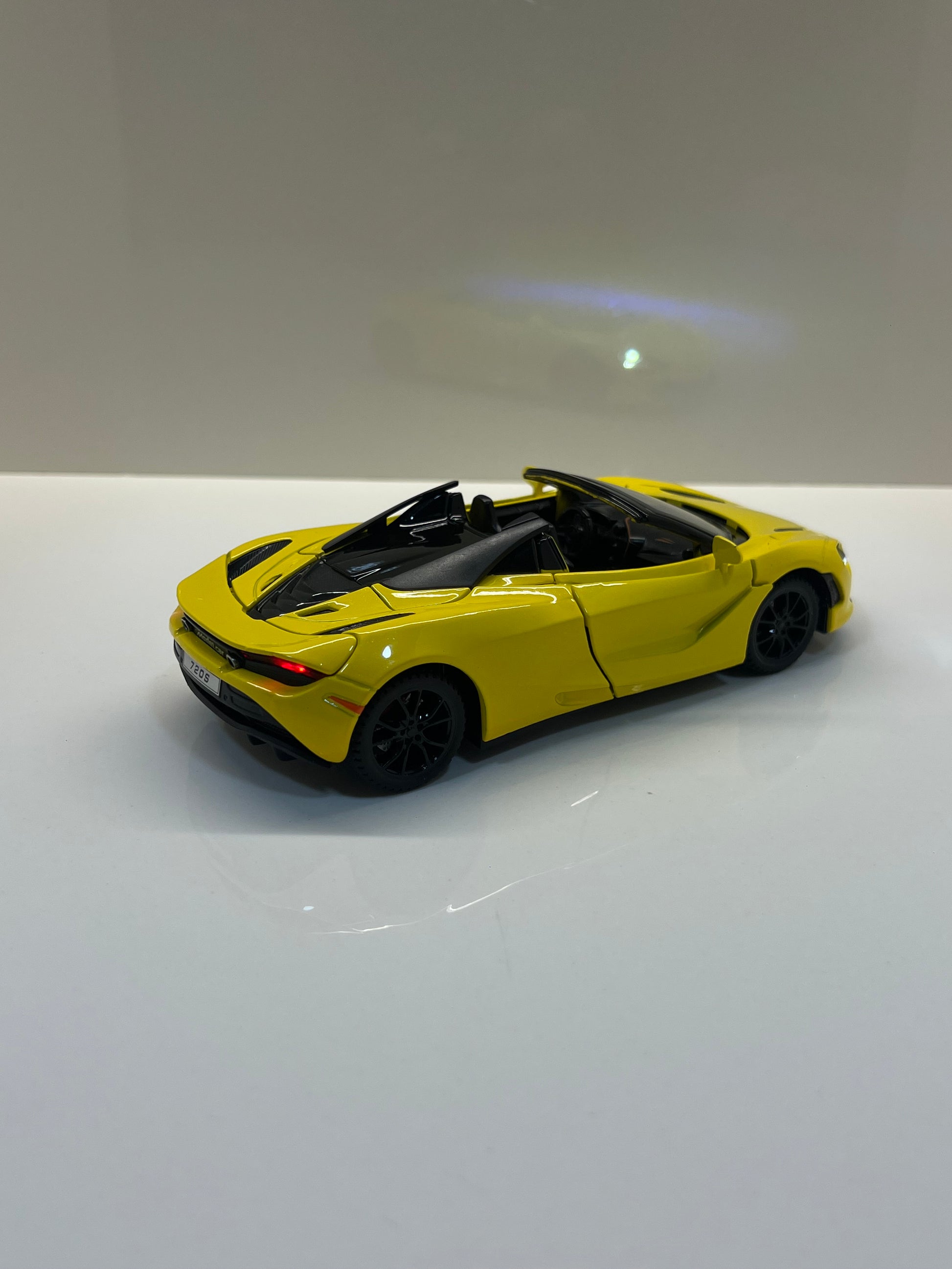 Detalles del cuadro decorativo y maqueta die-cast McLaren 720S