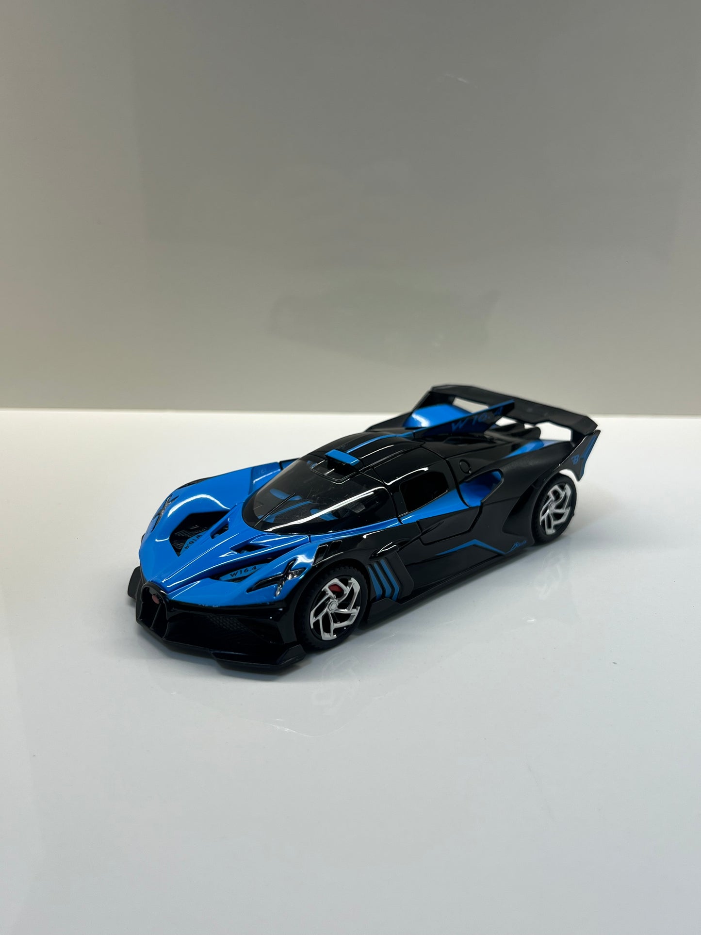 Detalles del cuadro decorativo y maqueta die-cast Bugatti Bolide