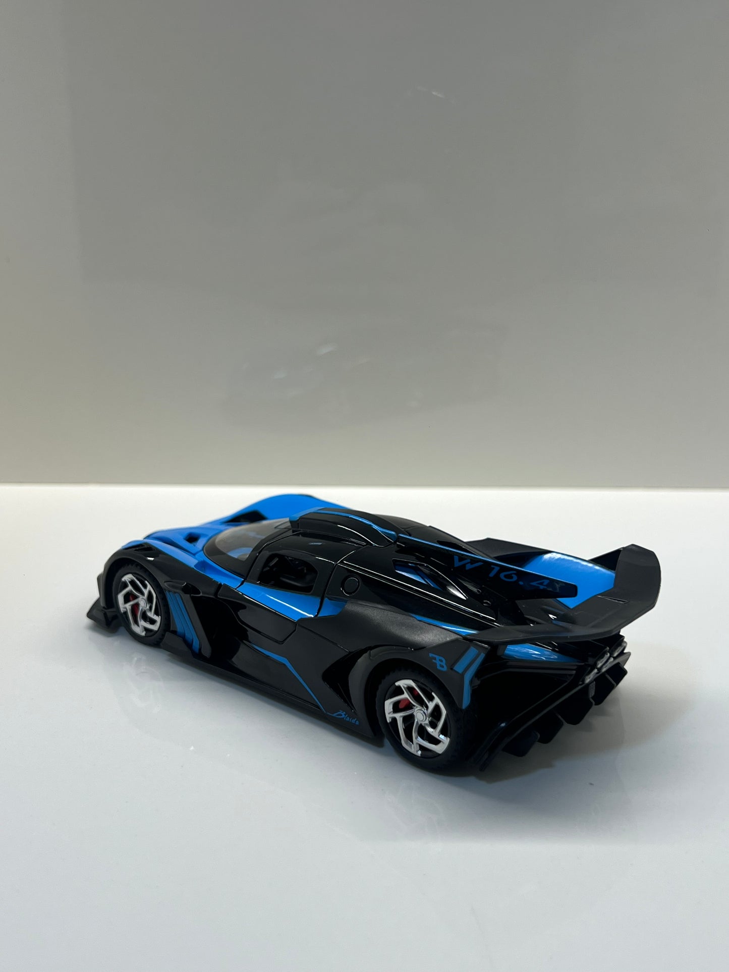 Detalles del cuadro decorativo y maqueta die-cast Bugatti Bolide