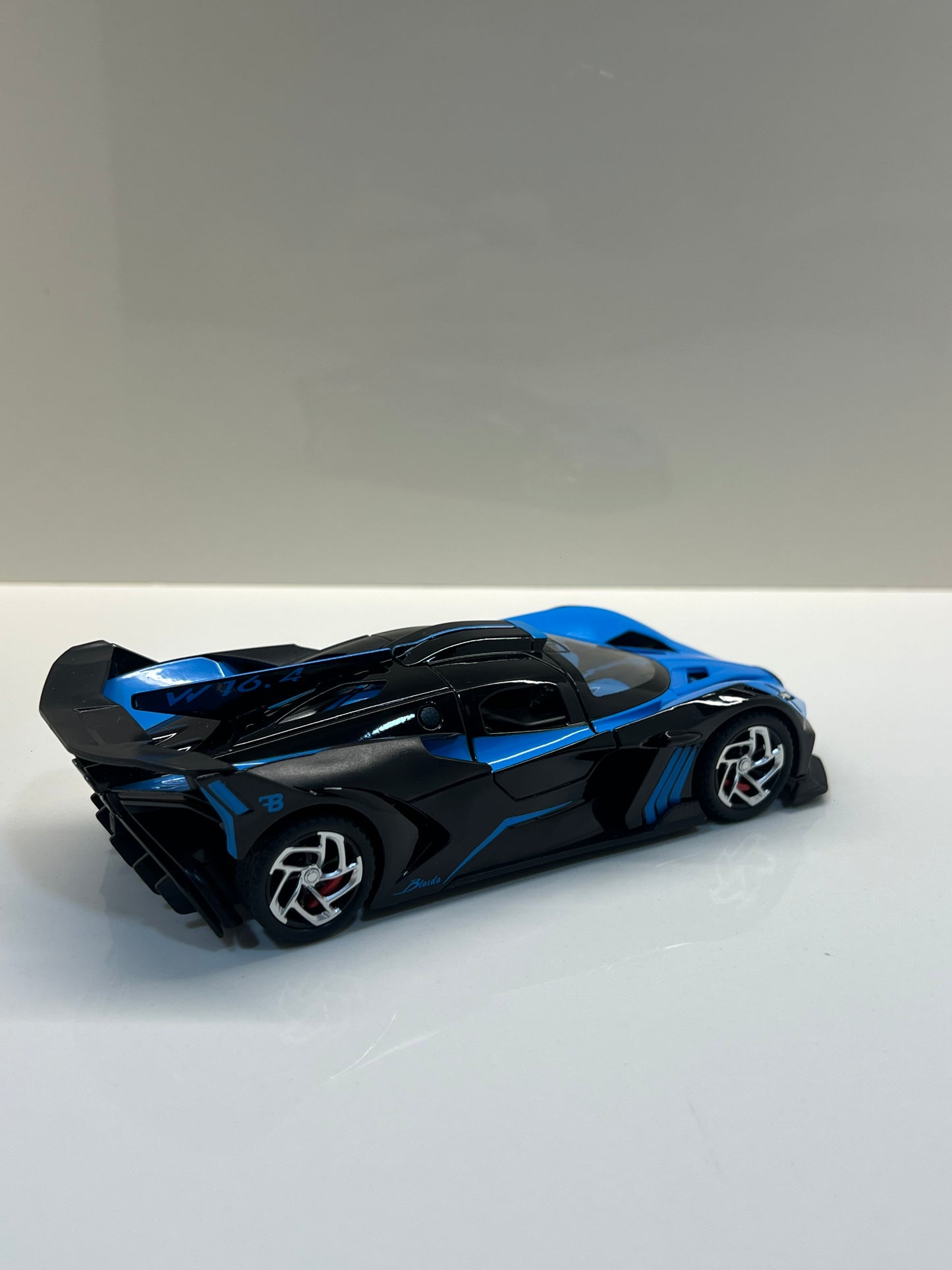 Detalles del cuadro decorativo y maqueta die-cast Bugatti Bolide