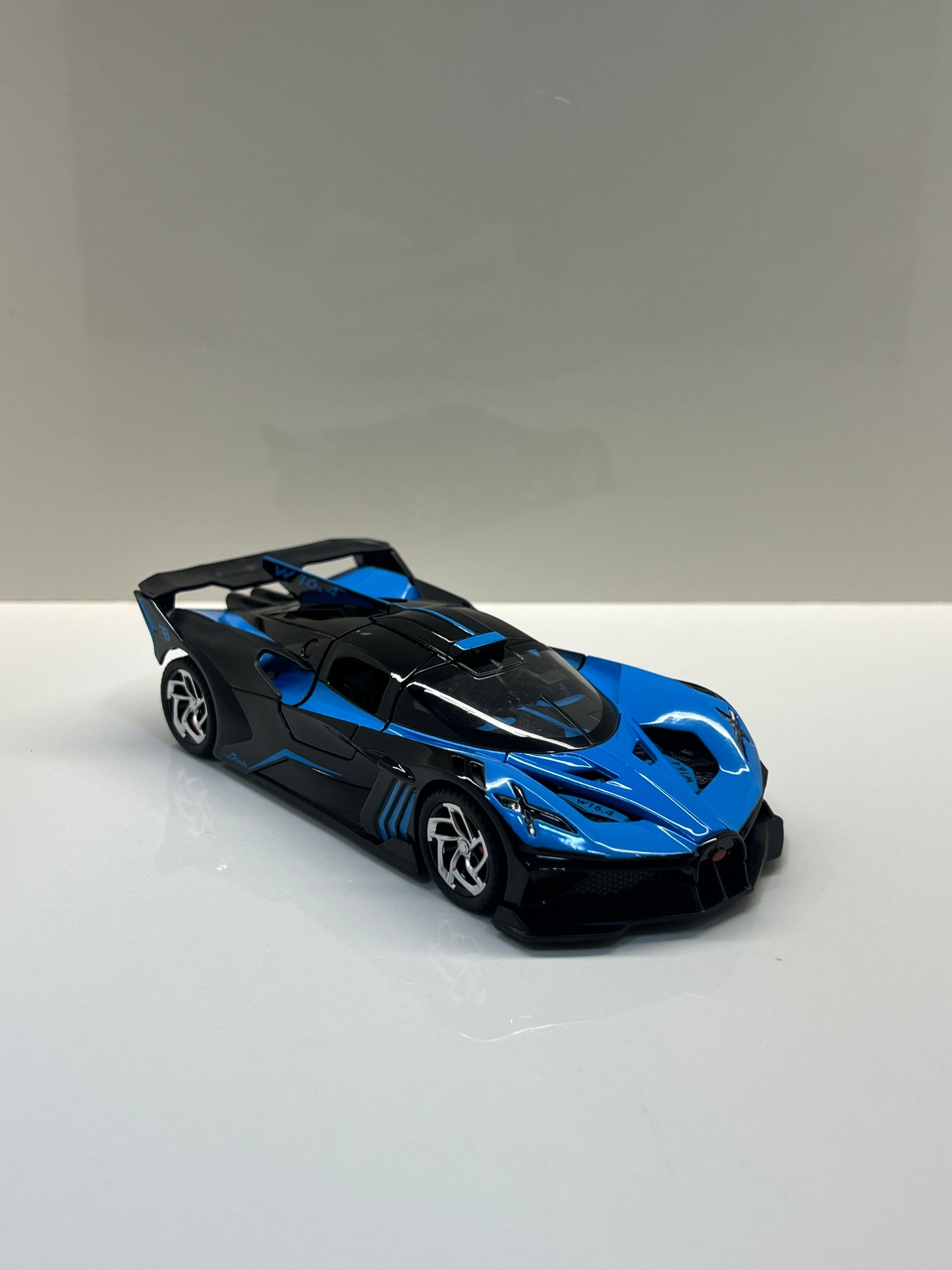 Detalles del cuadro decorativo y maqueta die-cast Bugatti Bolide