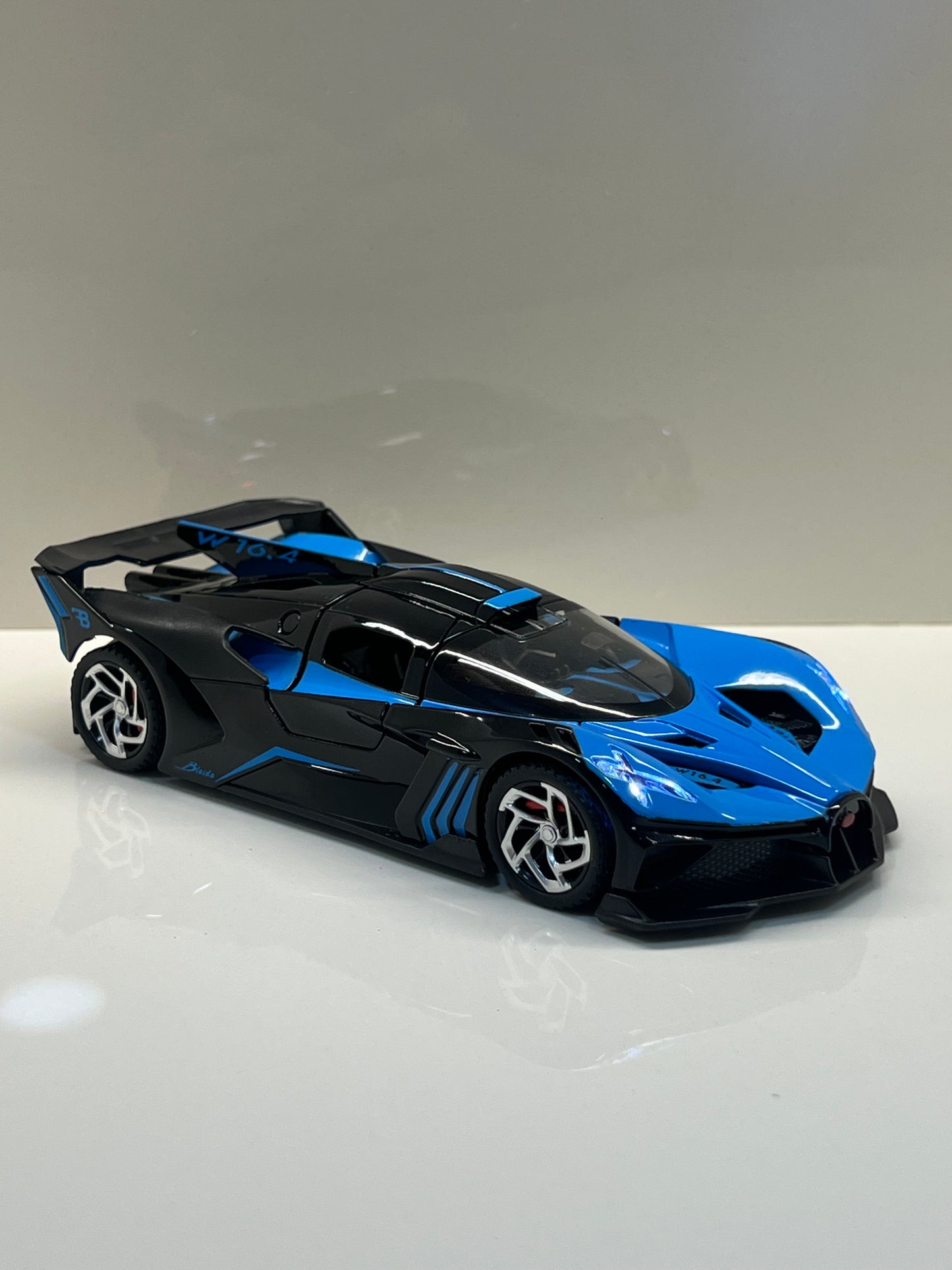Detalles del cuadro decorativo y maqueta die-cast Bugatti Bolide