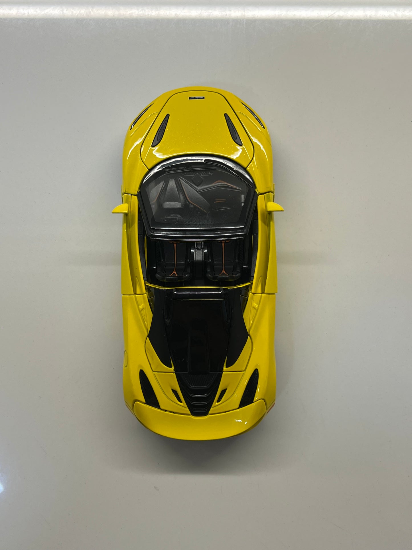 Detalles del cuadro decorativo y maqueta die-cast McLaren 720S