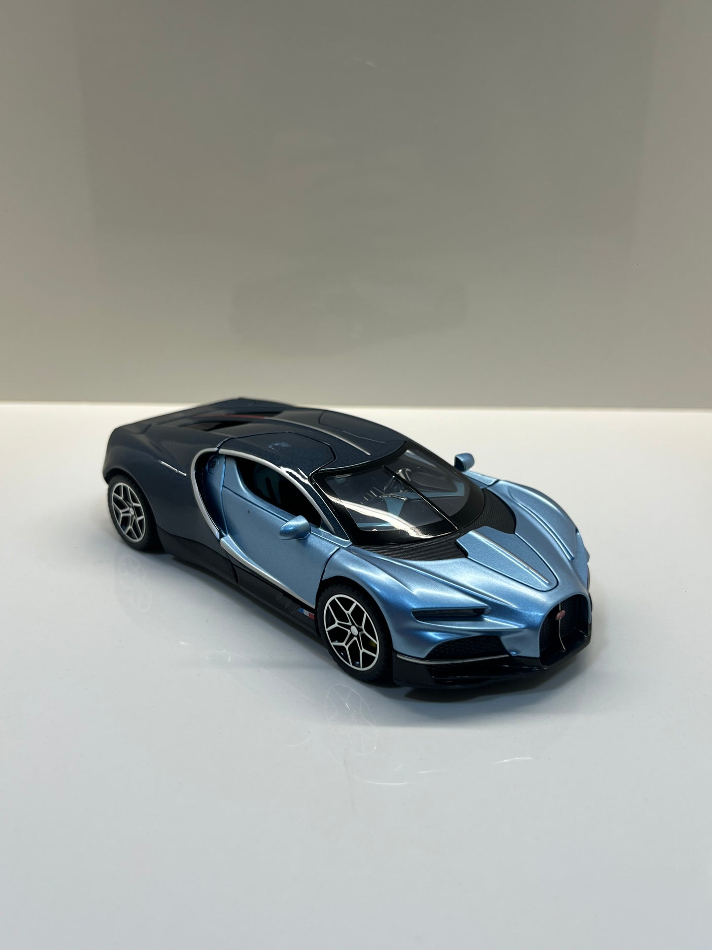 Maqueta a escala Bugatti Tourbillon azul vista trasera sobre fondo blanco