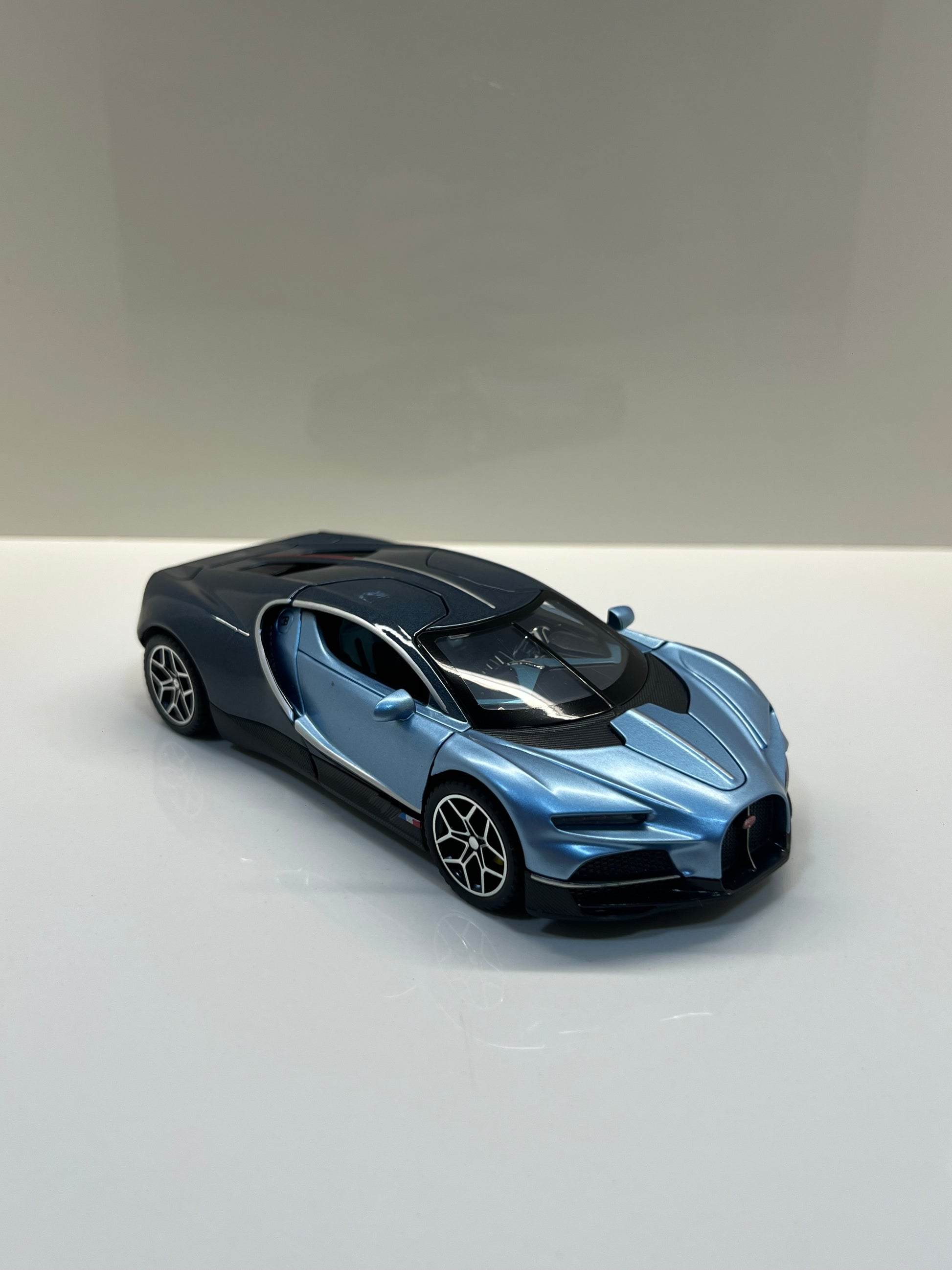 Maqueta a escala Bugatti Tourbillon azul vista trasera sobre fondo blanco