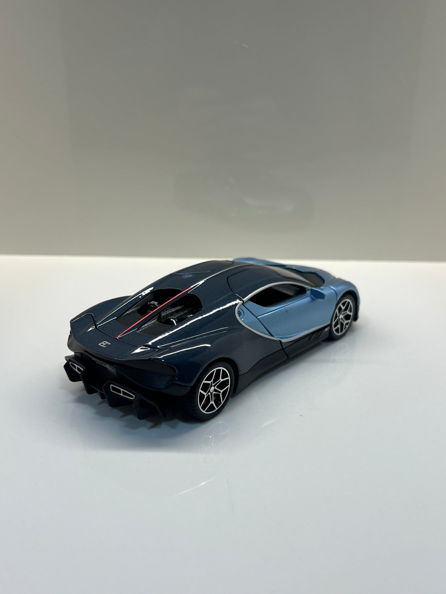 Maqueta a escala Bugatti Tourbillon azul vista trasera sobre fondo blanco