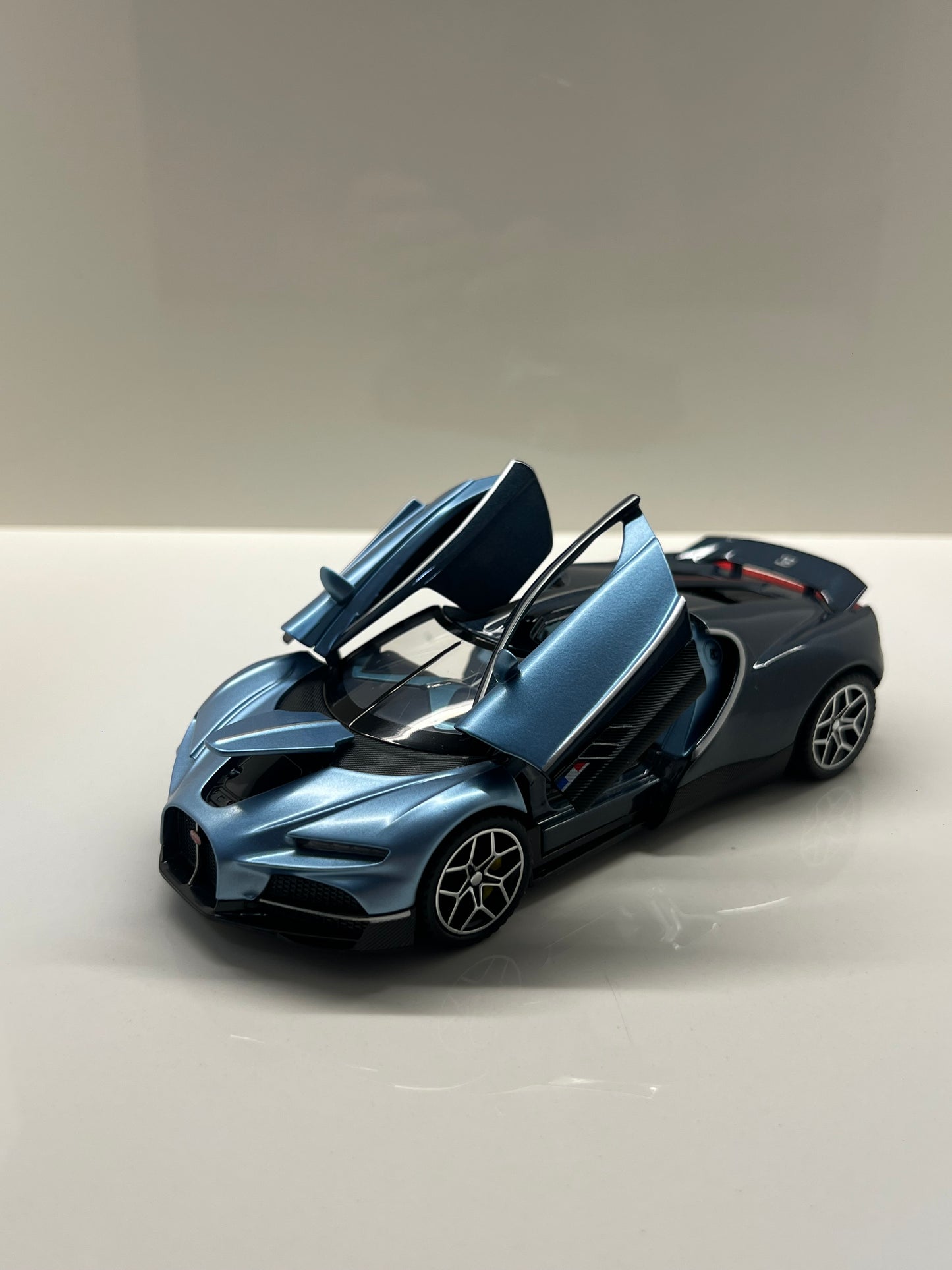 Maqueta a escala Bugatti Tourbillon azul vista trasera sobre fondo blanco