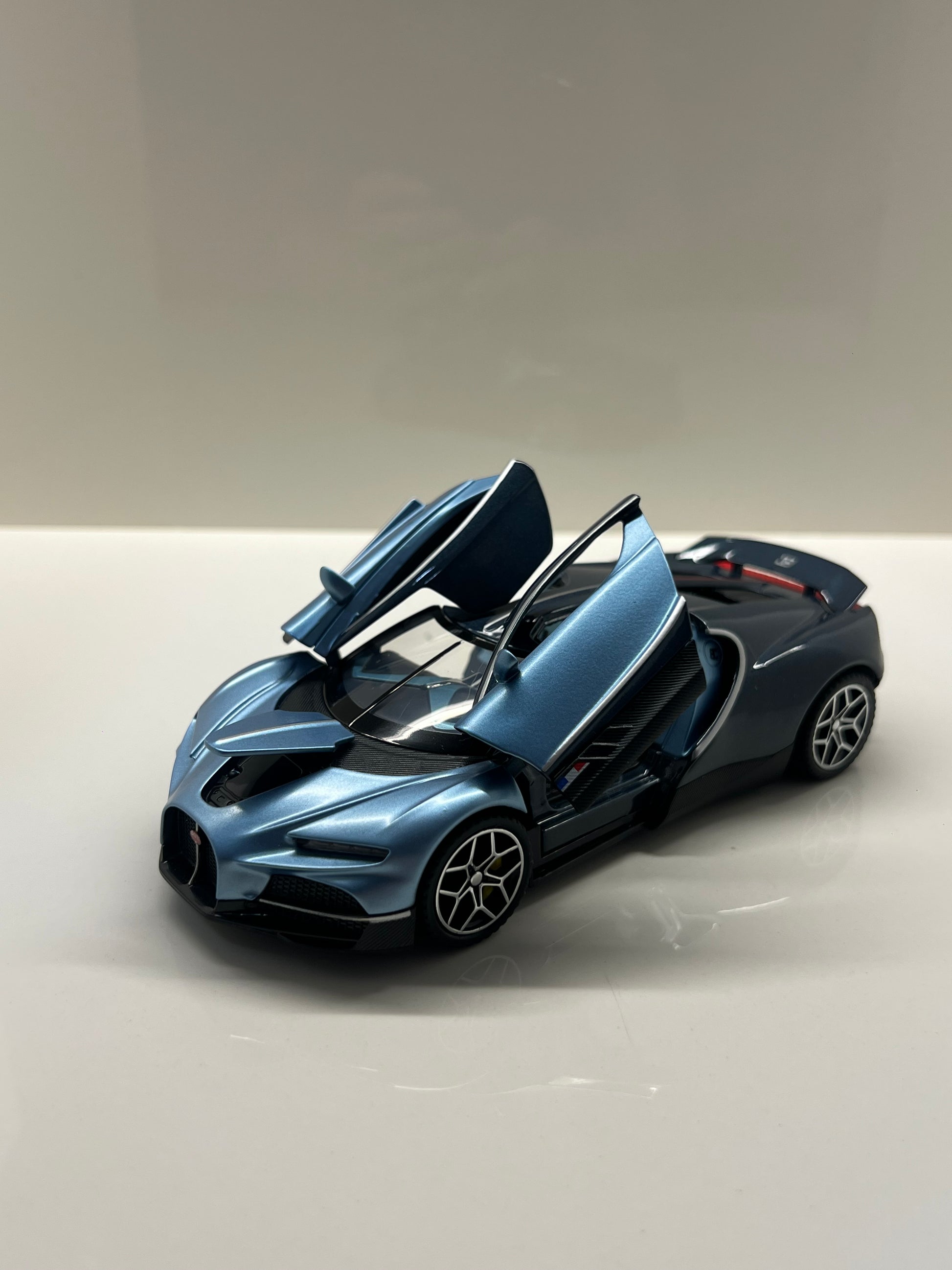 Maqueta a escala Bugatti Tourbillon azul vista trasera sobre fondo blanco