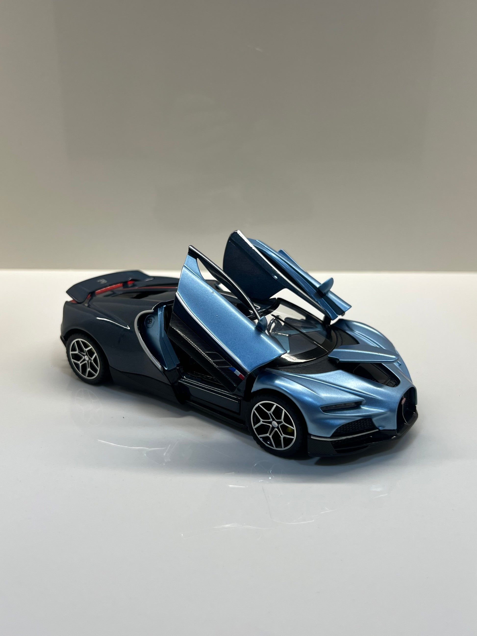Maqueta a escala Bugatti Tourbillon azul vista trasera sobre fondo blanco