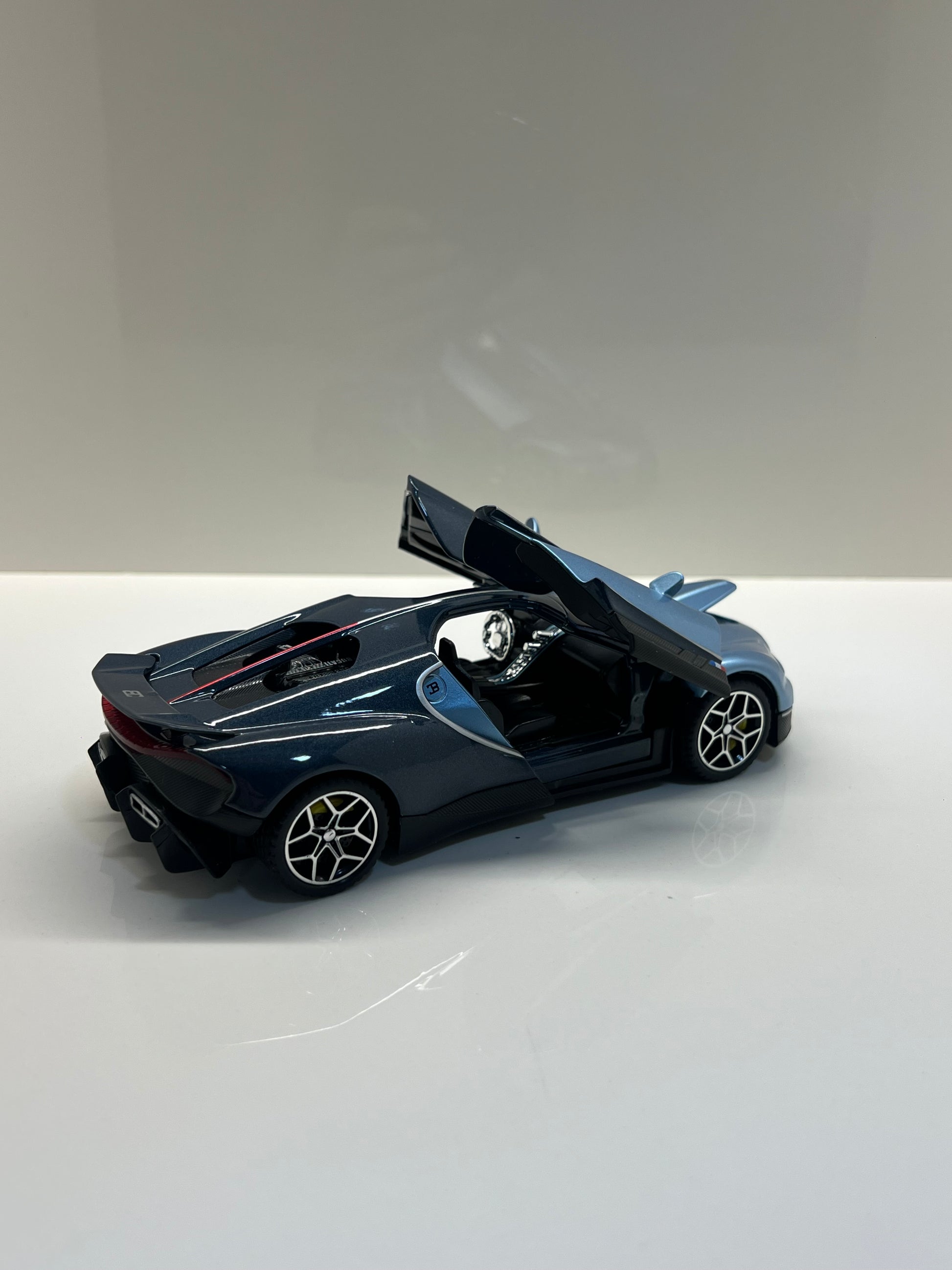 Maqueta a escala Bugatti Tourbillon azul vista trasera sobre fondo blanco