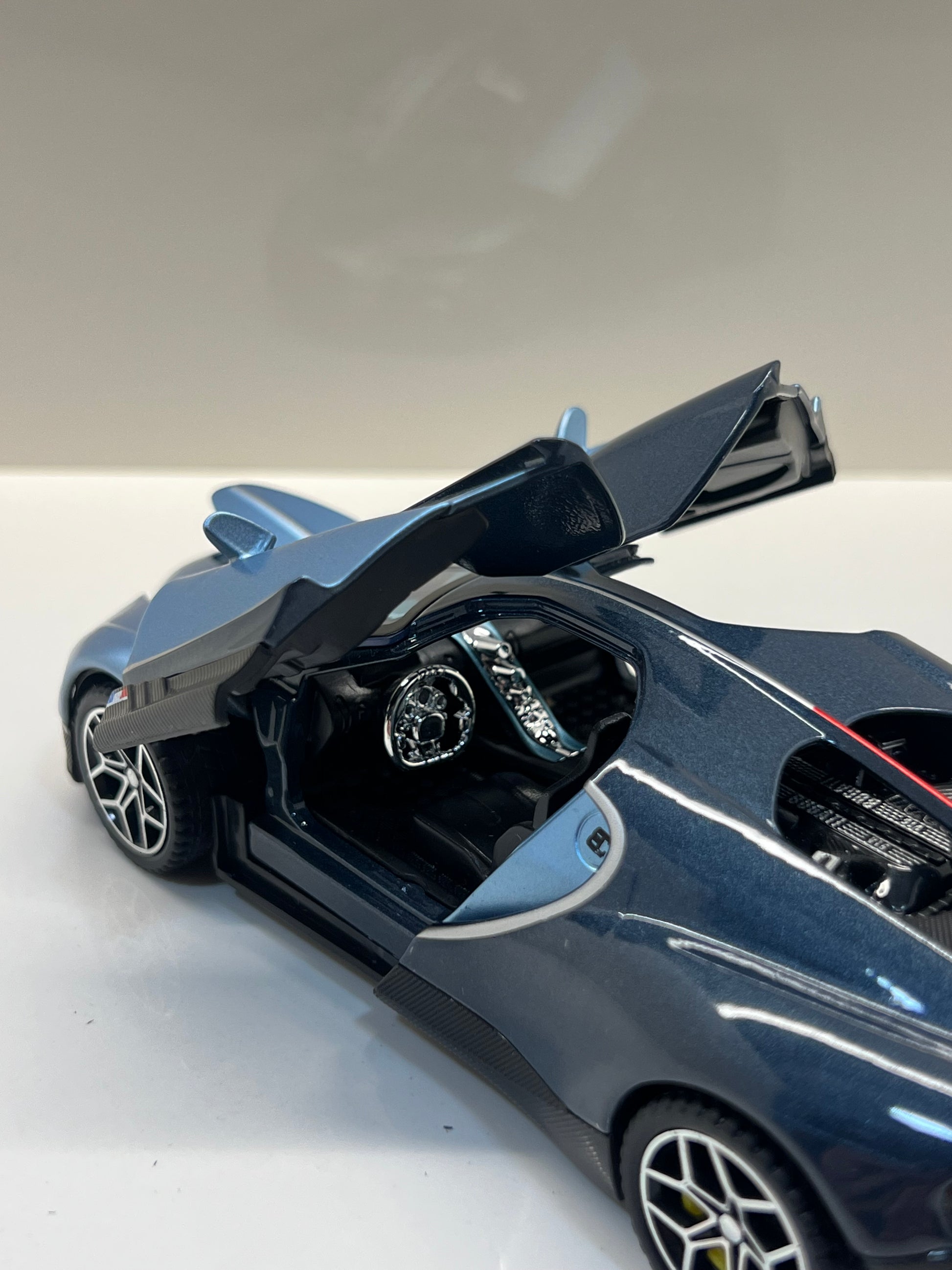 Maqueta a escala Bugatti Tourbillon azul vista trasera sobre fondo blanco