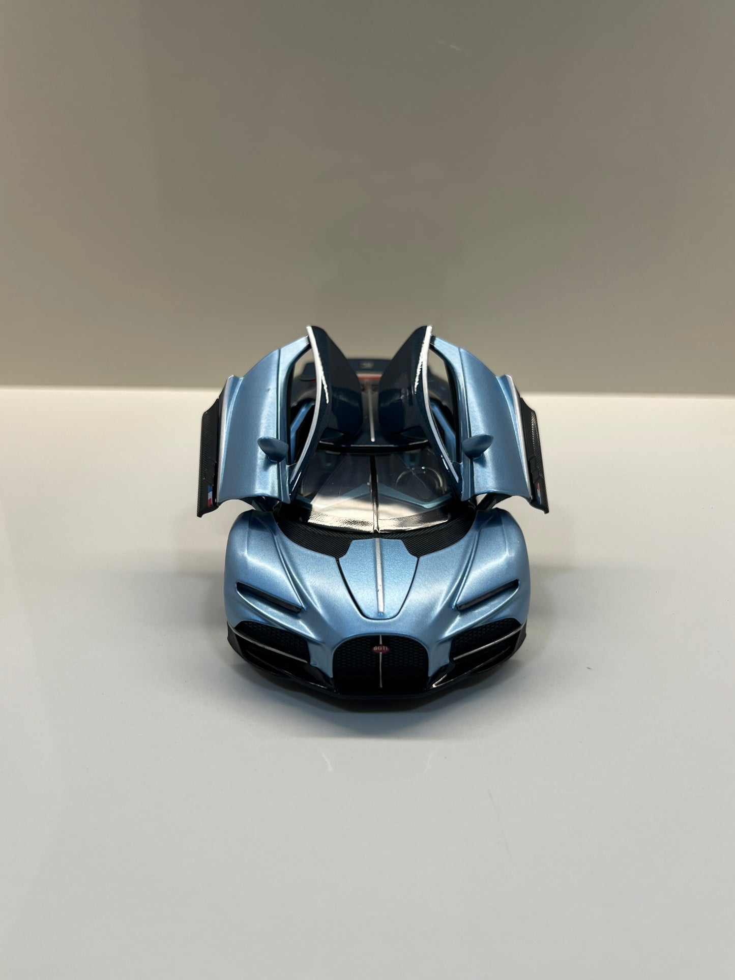 Maqueta a escala Bugatti Tourbillon azul vista trasera sobre fondo blanco