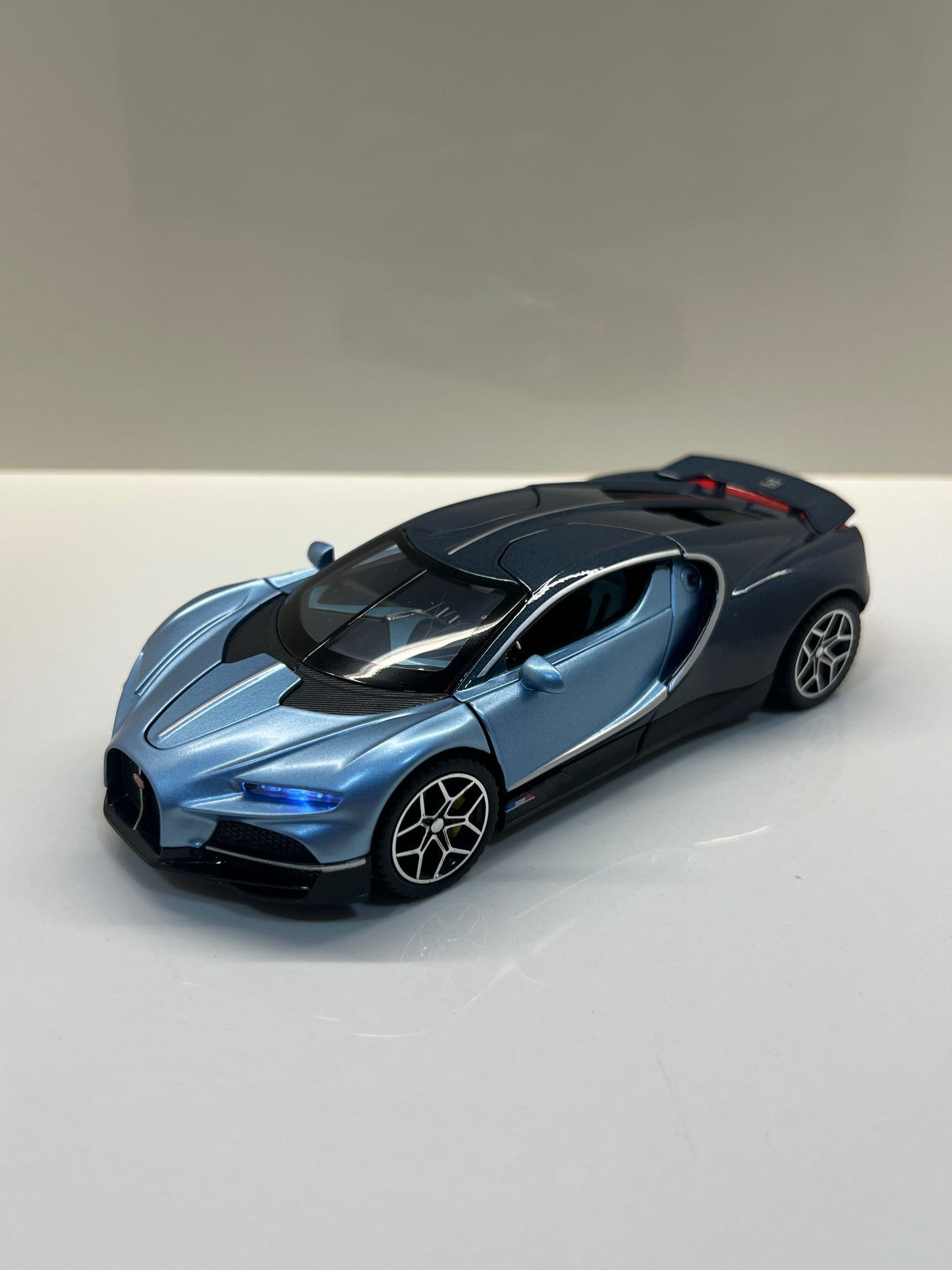 Maqueta a escala Bugatti Tourbillon azul vista trasera sobre fondo blanco