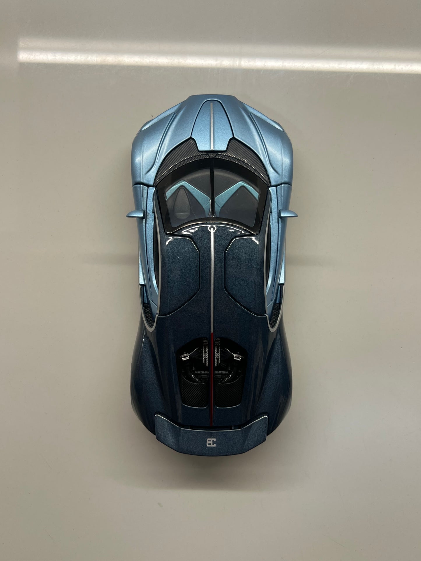 Maqueta a escala Bugatti Tourbillon azul vista trasera sobre fondo blanco