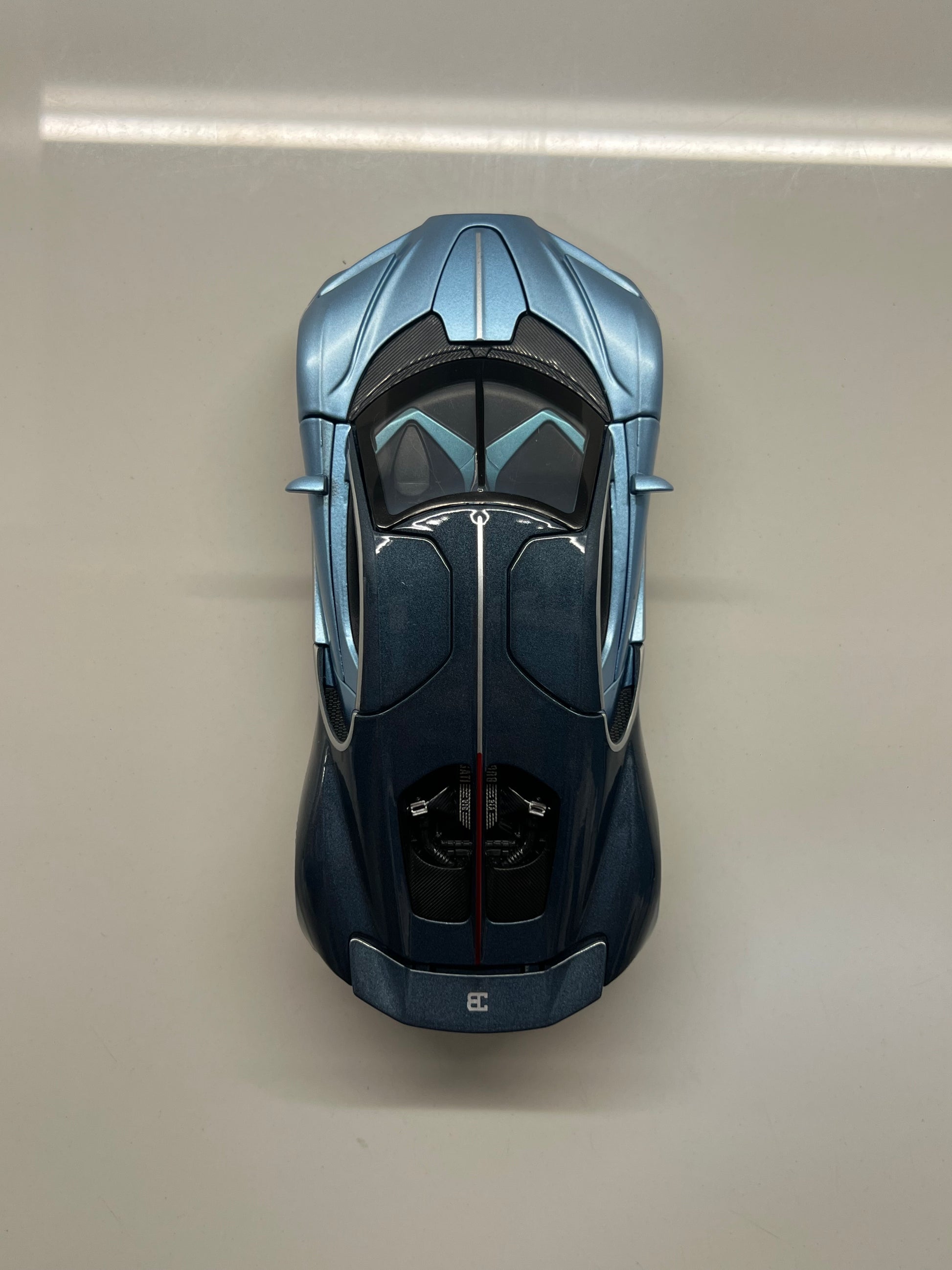 Maqueta a escala Bugatti Tourbillon azul vista trasera sobre fondo blanco