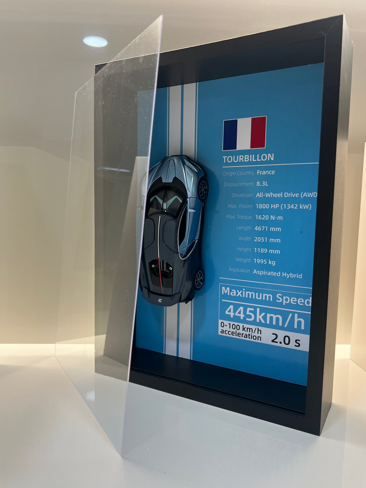 Maqueta a escala Bugatti Tourbillon azul vista trasera sobre fondo blanco