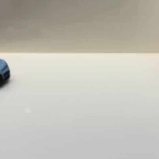 Maqueta a escala Bugatti Tourbillon azul vista trasera sobre fondo blanco