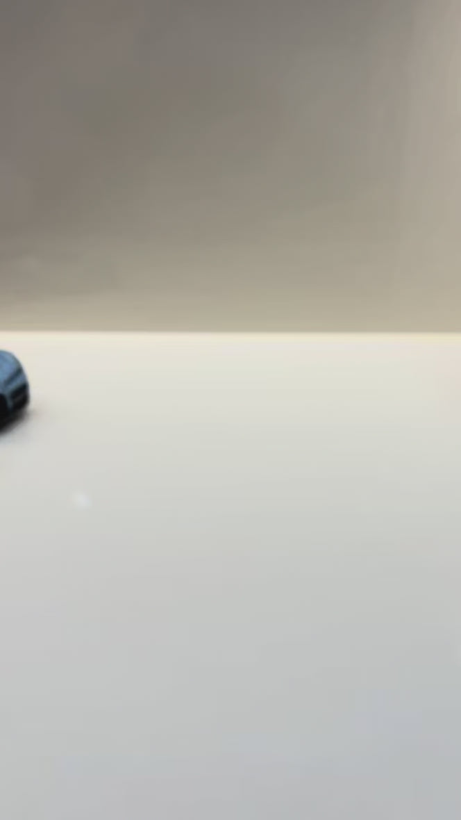 Maqueta a escala Bugatti Tourbillon azul vista trasera sobre fondo blanco